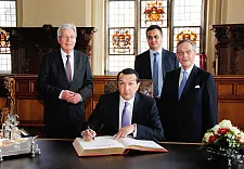 Eintrag ins Goldene Buch: Botschafter Dr. Durbek Amanov (vorn) mit Bürgermeister Jens Böhrnsen, Mamur Rasulov und Honorarkonsul Lüder Vollers (v.l.)