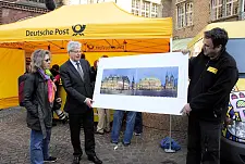 Präsentieren die neue Bremen-Briefmarke: Fotografin Maren Arndt (von ihr stammt das Motiv), Bürgermeister Jens Böhrnsen und Dieter Stephan von der Post