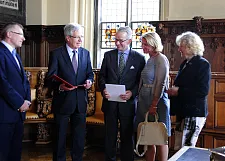 Antrittsbesuch der Botschafterin und Überreichung des Exequaturs für den neuen Honorarkonsul. Hylke Boerstra, Doyen des Konsularischen Korps im Land Bremen, Bürgermeister Jens Böhrnsen, Honorarkonsul Dr. Til Assmann und Ines Assmann,  Botschafterin Dr. Kaja Tael.