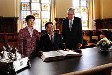 Eintrag in das Goldene Buch: Der chinesische Botschafter Shi Mingde, Ehefrau Prof. Xu Jinghua und Bürgermeister Jens Böhrnsen