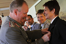 Oberst Körbi steckt Reservistin Manuela Mahnke ihre Medaille an (Foto: Obergefreite Dejana Milenkovic/Landeskommando Bremen)