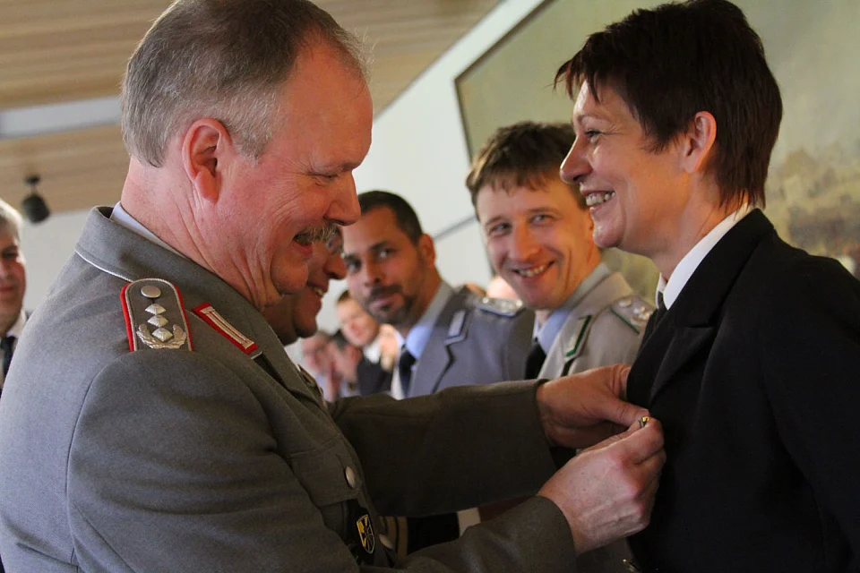 Oberst Körbi steckt Reservistin Manuela Mahnke ihre Medaille an (Foto: Obergefreite Dejana Milenkovic/Landeskommando Bremen)