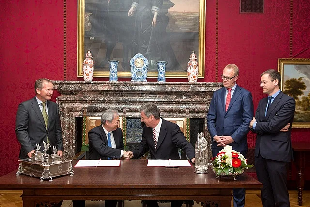 Wirtschaftssenator Martin Günthner, BLG-Chef Frank Dreeke, BLG-Geschäftsführer Michael Bünning, Masato Atsumi, President Suzuki Europe, BLG-Vorstand Michael Blach (v.re.)