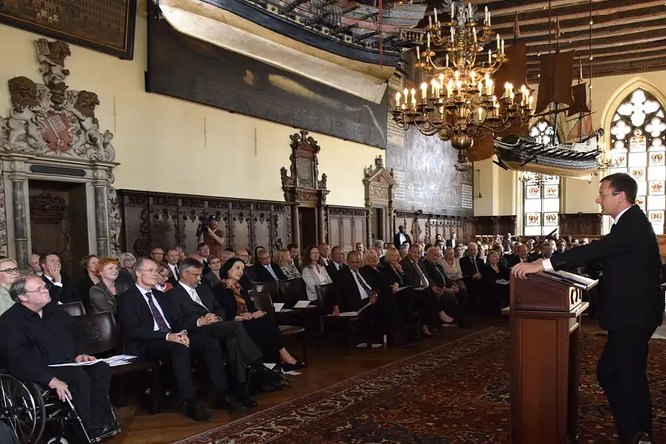 Festakt im Bremer Rathaus - Justizsenator Martin Günthner am Rednerpult in der Oberen Halle des Bremer Rathauses