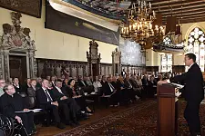 Festakt im Bremer Rathaus - Justizsenator Martin Günthner am Rednerpult in der Oberen Halle des Bremer Rathauses