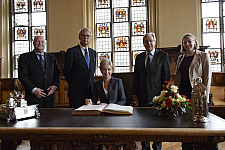 Eintrag in das Goldene Buch - Staatsrat Heiner Heseler, Honorarkonsul Lutz Peper, Botschafterin Elita Kuzma, Bürgermeister Jens Böhrnsen und Inese Birìele