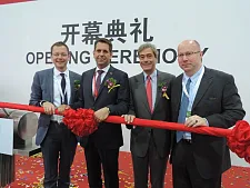 Senator Martin Günthner, der niedersächsische Wirtschaftsminister Olaf Lies, Arbeitgeberpräsident Ingo Kramer und Handelskammer-Präses Christoph Weiß vor der Opening Ceremony in Shanghai (v.li.)