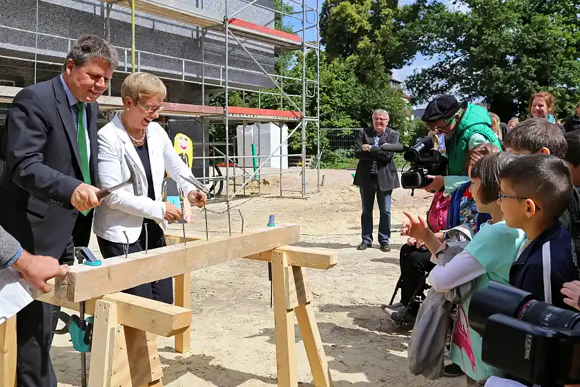 Senatorin Quante-Brandt und Senator Lohse schlagen symbolisch Nägel ein für das neue Quartiersbildungszentrum in Bremen-Gröpelingen
