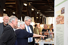 Rudi Geisler, Ernst Steinhoff und Dr. Ulla M. Nitsch führten Bürgermeister Jens Böhrnsen durch die Ausstellung