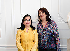Bürgermeisterin Karoline Linnert und Generalkonsulin Marina Estella Anwar im Gobelinzimmer des Bremer Rathauses