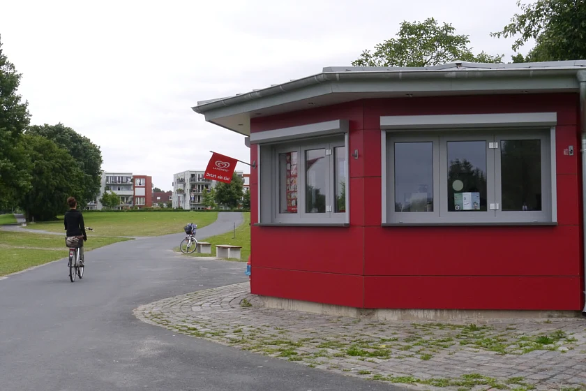Der neue Kiosk am Werdesee kurz vor seiner Fertigstellung im Jahr 2013