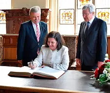 Eintrag in das Goldene Buch: Honorarkonsul Haro Helms, Botschafterin Maria Luiza Ribeiro Viotti und Bürgermeister Jens Böhrnsen