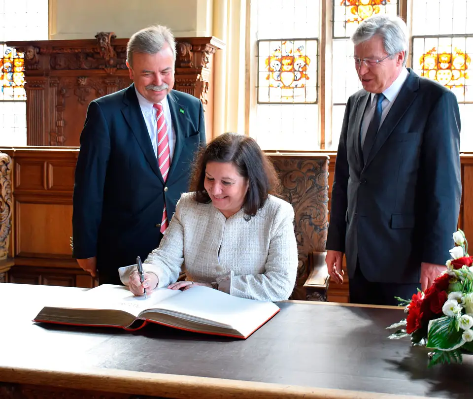 Eintrag in das Goldene Buch: Honorarkonsul Haro Helms, Botschafterin Maria Luiza Ribeiro Viotti und Bürgermeister Jens Böhrnsen