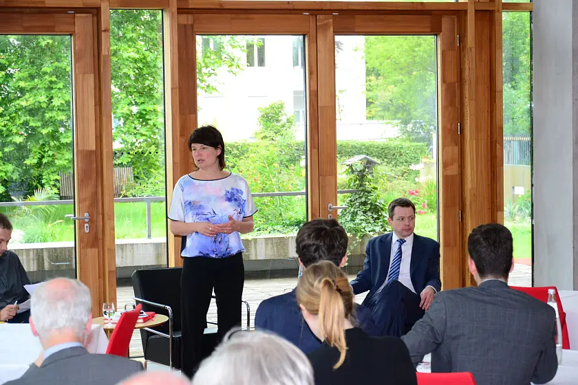Diskussion zur deutschen Entwicklungszusammenarbeit: Ulrike Hiller (M.) und Thomas Silberhorn (r.)