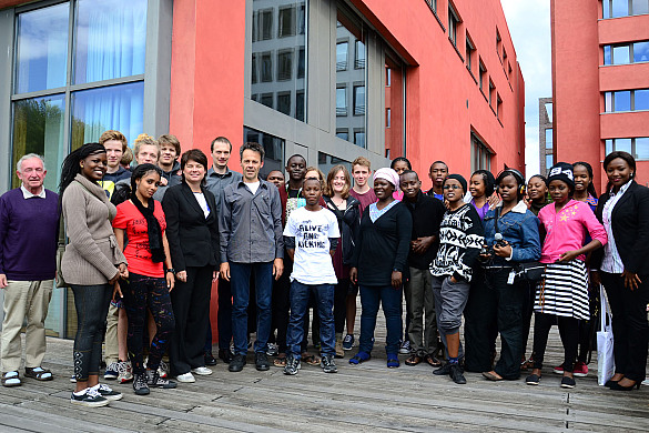 Ulrike Hiller mit der Schülergruppe aus Bremen und Kenia