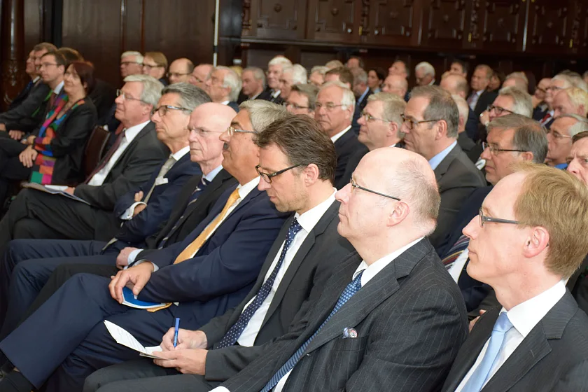 Die erste Reihe lauscht Präsident Ingo Kramer: (v.r.n.l.) Geschäftsführer Cornelius Neumann-Redlin, Handelskammer-Präses Christoph Weiss, Zeit-Journalist Kolja Rudzio, Bremerhavens Oberbürgermeister Melf Grantz, Bürgerschaftspräsident Christian Weber, BDI-Präsident Ulrich Grillo, Jens Böhrnsen, Bürgermeisterin Karoline Linnert, Prof. Paul Nolte.