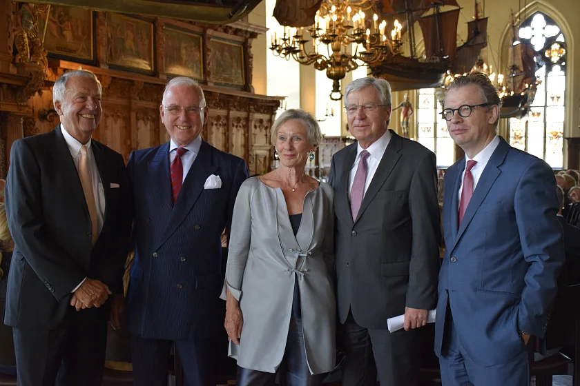 Freuen sich über die Ehrung: Kultur-Staatsminister a.D. Bernd Neumann, Georg Abegg mit Ehefrau Erika Abegg, Bürgermeister Böhrnsen und Kunsthallendirektor Christoph Grunenberg in der Oberen Rathaushalle (v.l.)