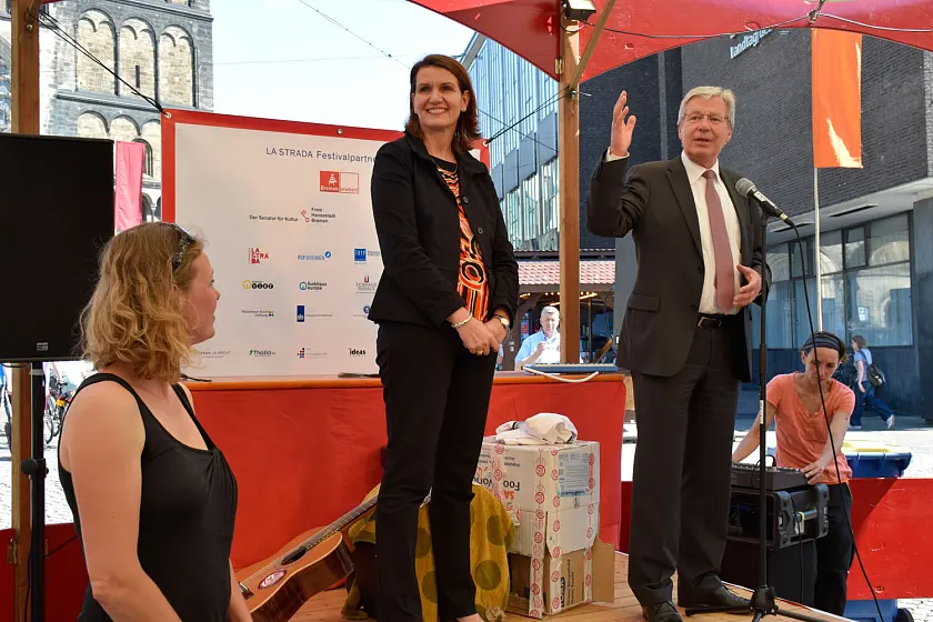 Bürgermeister Böhrnsen dankt den Verantwortlichen (links im Bild Gabriele Koch für La Strada) und Unterstützern (auf dem Podium Nicola Oppermann, Pressesprecherin der Sparkasse Bremen) für ihr erfolgreiches Engagement zum Gelingen der 20. Auflage von La Strada