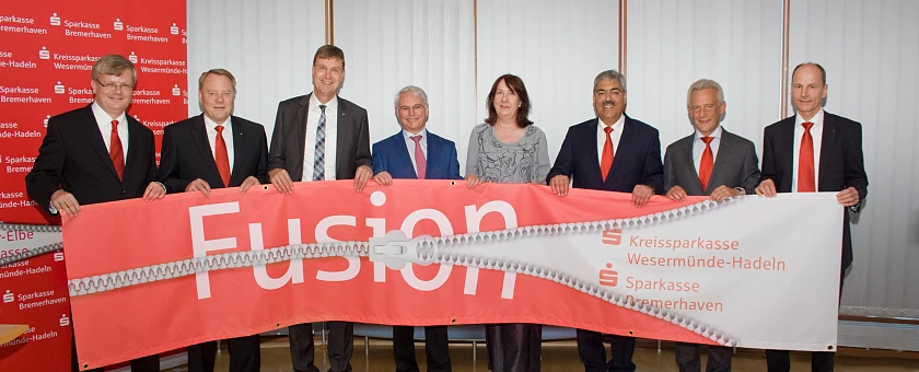 Stehen hinter der Fusion der beiden Sparkassen (v. l.): Peter Klett, Vorstand Sparkasse Bremerhaven, Dr. Götz Pätzold, Vorstandsvorsitzender Kreissparkasse Wesermünde-Hadeln, Landrat Kai-Uwe Bielefeld, Verwaltungsrsatsvorsitzender KSK, niedersächsischer Finanzminister Peter-Jürgen Schneider, Bremens Finanzsenatorin Karoline Linnert, Oberbürgermeister Melf Grantz, Verwaltungsratsvorsitzender Sparkasse Bremerhaven, Uwe Perl, Vorstandsvorsitzender Sparkasse Bremerhaven und Rolf Sünderbruch, stellvertretender Vorstandsvorsitzender der Kreissparkasse.