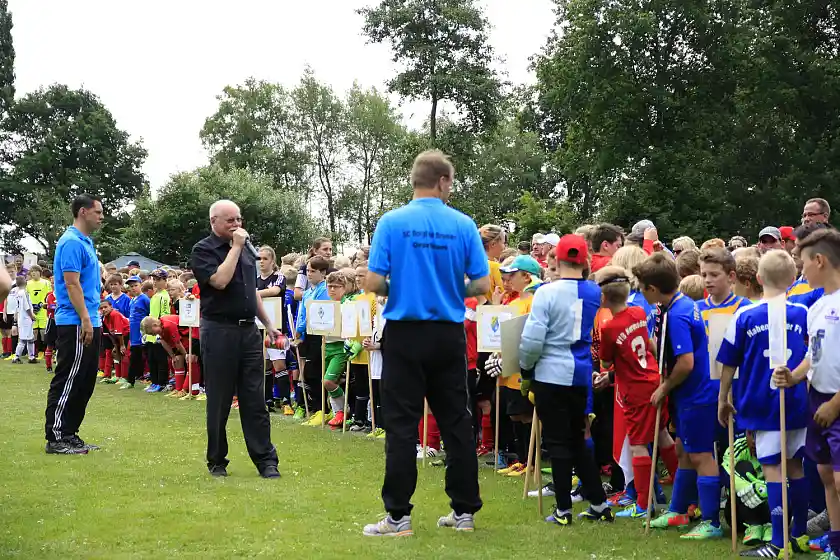 Senator Mäurer begrüßt die Kinder, die am 25. Karl-Schmidt-Cup teilnehmen; mit im Bild: Hajo Hilken, erster Vorsitzender des SC Borgfeld und Jugendleiter Thomas Kaessler (von links)