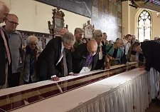 "Kundige Rolle" in der Oberen Halle: Bürgermeister Böhrnsen betrachtet gemeinsam Bürgerinnen und Bürgern das alte Schriftstück