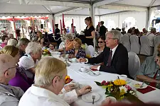 Kaffeetafel auf dem Bremer Markplatz: Bürgermeister Jens Böhrnsen im Gespräch mit Bürgerinnen und Bürgern