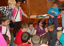 Karoline Linnert freut sich über die Bilder ihrer Patenklasse