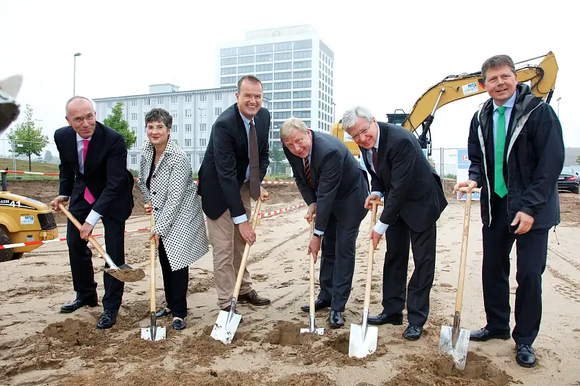 Führten heute Morgen gemeinsam den 1. Spatenstich aus (v.l.n.r): Joachim Linnemann (geschäftsführender Gesellschafter Justus Grosse), Senatsbaudirektorin Iris Reuther, Clemens Paul (geschäftsführender Gesellschafter Justus Grosse), Peter Stubbe (Vorstandsvorsitzender der GEWOBA), Jens Böhrnsen und Joachim Lohse