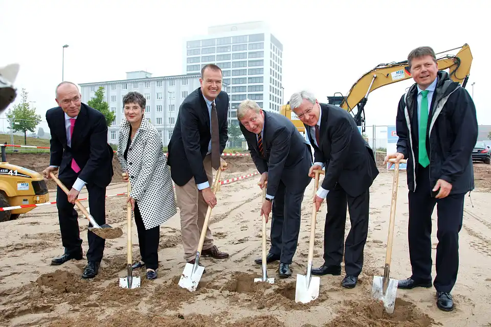 Führten heute Morgen gemeinsam den 1. Spatenstich aus (v.l.n.r): Joachim Linnemann (geschäftsführender Gesellschafter Justus Grosse), Senatsbaudirektorin Iris Reuther, Clemens Paul (geschäftsführender Gesellschafter Justus Grosse), Peter Stubbe (Vorstandsvorsitzender der GEWOBA), Jens Böhrnsen und Joachim Lohse
