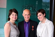 Ulrike Hiller, Mehmet Altun, Diana Altun vor der Bremer Landesvertretung in Berlin 