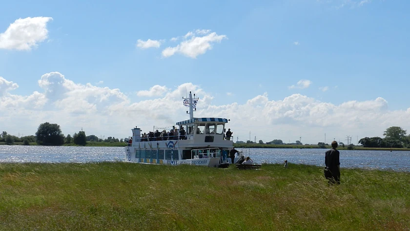 'Das Schiff Nr.2'  von Hal över legt an