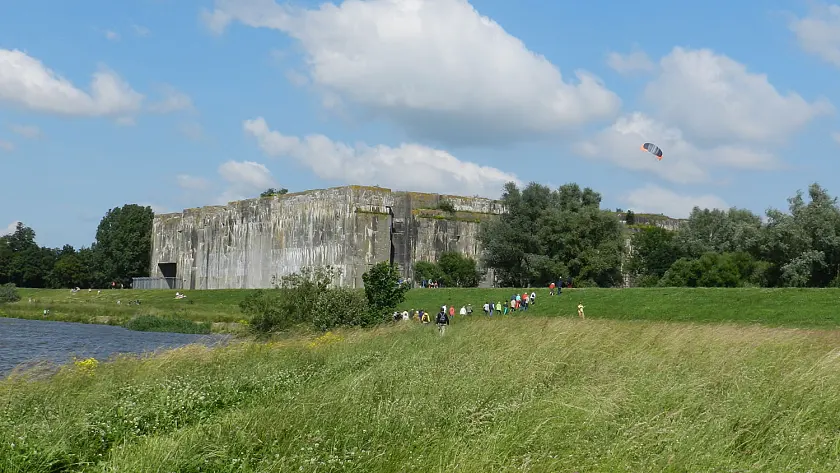 Über den Wasserweg erreichbar: Der Denkort Bunker Valentin in Bremen-Nord