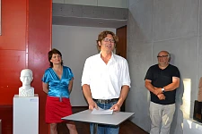 Freuen sich über eine sehenswerte Ausstellung: (v.l.) Ulrike Hiller, Stefan Saxenk, Stylianos Eleftherakis, [Foto: Pressestelle der Bevollmächtigten]