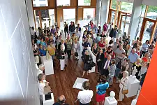 Großer Andrang bei der Vernissage von "Lieblingsstücke" [Foto: Pressestelle der Bevollmächtigten]