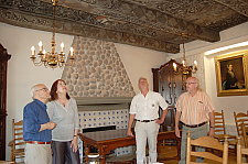 Ulf Fiedler, Karoline Linnert, Klaus Peters und Hans-Joachim Katenkamp  (von links nach rechts)bewundern die prächtige Decke, die den Wohlstand der damaligen Besitzer dokumentiert. Kommentar der Bürgermeisterin: "Das waren noch Zeiten!"