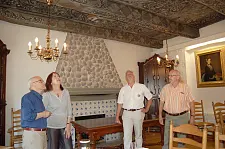 Ulf Fiedler, Karoline Linnert, Klaus Peters und Hans-Joachim Katenkamp  (von links nach rechts)bewundern die prächtige Decke, die den Wohlstand der damaligen Besitzer dokumentiert. Kommentar der Bürgermeisterin: "Das waren noch Zeiten!"