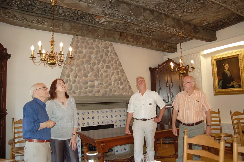 Ulf Fiedler, Karoline Linnert, Klaus Peters und Hans-Joachim Katenkamp  (von links nach rechts)bewundern die prächtige Decke, die den Wohlstand der damaligen Besitzer dokumentiert. Kommentar der Bürgermeisterin: "Das waren noch Zeiten!"