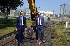 In Bremerhaven wird das Gleisnetz der Hafeneisenbahn erweitert: Senator Martin Günthner (links) und bremenports-Geschäftsführer Robert Howe beim offiziellen Baubeginn.