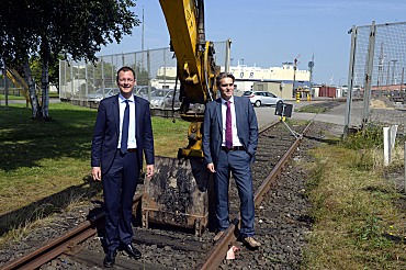In Bremerhaven wird das Gleisnetz der Hafeneisenbahn erweitert: Senator Martin Günthner (links) und bremenports-Geschäftsführer Robert Howe beim offiziellen Baubeginn.