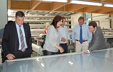 Sven Polenz, Karoline Linnert, Dr. Carl Maiwald, Reinhard Schmidt und Sebastian Gerhold  (von links nach rechts) bei der Besichtigung der Produktionshalle.