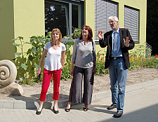 Das engagierte Schulleiterteam Rosi Lange (links) und Horst Stolze (rechts) zeigen Karoline Linnert ein neues Jahrgangshaus.