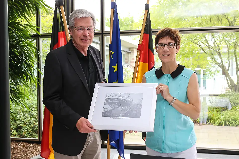 Jens Böhrnsen überreicht seiner Amtskollegin ein Gastgeschenk. Es handelt sich um eine historische Aufnahme aus dem Archiv des Deutschen Schiffahrtsmusuem in Bremerhaven. Zu sehen ist der Dampfer Saarbrücken, der unter der Flagge einer Bremer Reederei fuhr, im Hafen von Hongkong