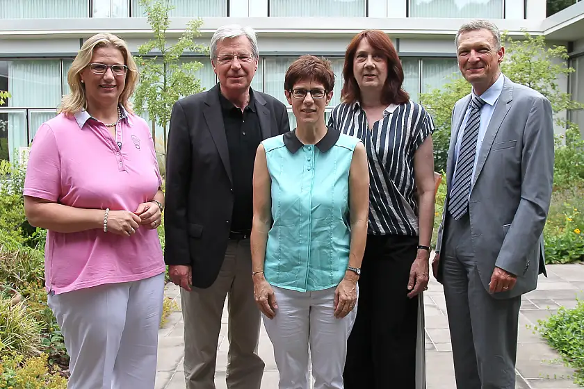 Trafen sich bereits am frühen Sonntagabend zu einem ersten Gedankenaustausch in der saarländischen Staatskanzlei: Ministerpräsidentin Annegret Kramp-Karrenbauer (Mi.), ihre Vertreterin Ministerin Anke Rehlinger (li.),  Finanzminister Stephan Toscani (re.) mit Bürgermeister Jens Böhrnsen und Bürgermeisterin Karoline Linnert