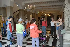 Freuten sich über den freundlichen Empfang und die Führung: die Bewohnerinnen und Bewohner Lebenshilfe-Wohngemeinschaft im Oewerweg, hier in der Wandelhalle in der ersten Etage des Rathauses