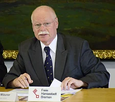 Bremens Innensenator Ulrich Mäurer stellt den vom Senat beschlossenen Bericht in einer Pressekonferenz vor