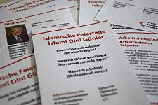 Kurz und knapp und informativ – ein Flyer informiert über Urlaub und Schulbefreiungen an islamischen Feiertagen