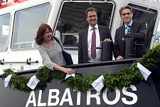 Schiffstaufe in Bremerhaven. Das Foto zeigt die Taufpatin Karoline Linnert mit Frank de Lange von der niederländischen Bauwerft Damen Shipyards (Mitte) und bremenports-Geschäftsführer Robert Howe. Die Flasche zersprang auf Anhieb – so soll es sein