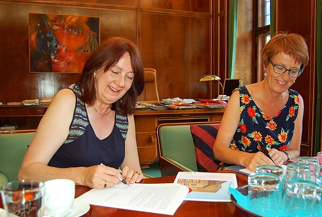 Bürgermeisterin Karoline Linnert (links) und GPR-Vorsitzende Doris Hülsmeier unterzeichnen die Dienstvereinbarung