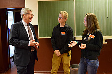 Florian und Jessica zeigen Bürgermeister Böhrnsen ihre Schule