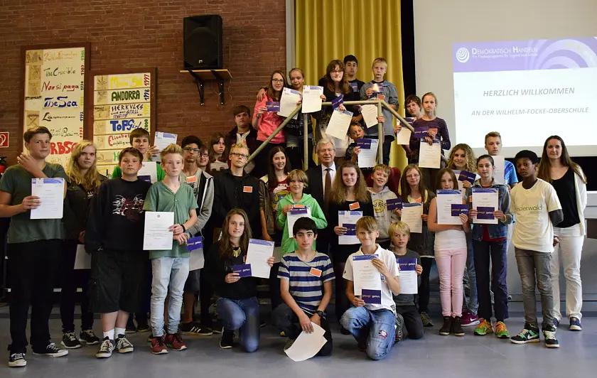 Bürgermeister Jens Böhrnsen (Mitte) mit den Schülerinnen und Schülern der Wilhem-Focke-Oberschule; rechts im Bild Dr. Adrienne Körner